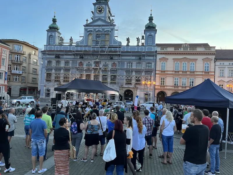 Koncert na českobudějovickém náměstí před stojícím publikem